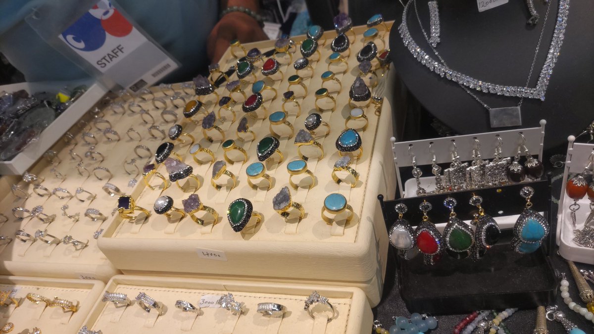 コモンズAのイエメンでアクセサリー販売盛況でした。 ピアス1000円