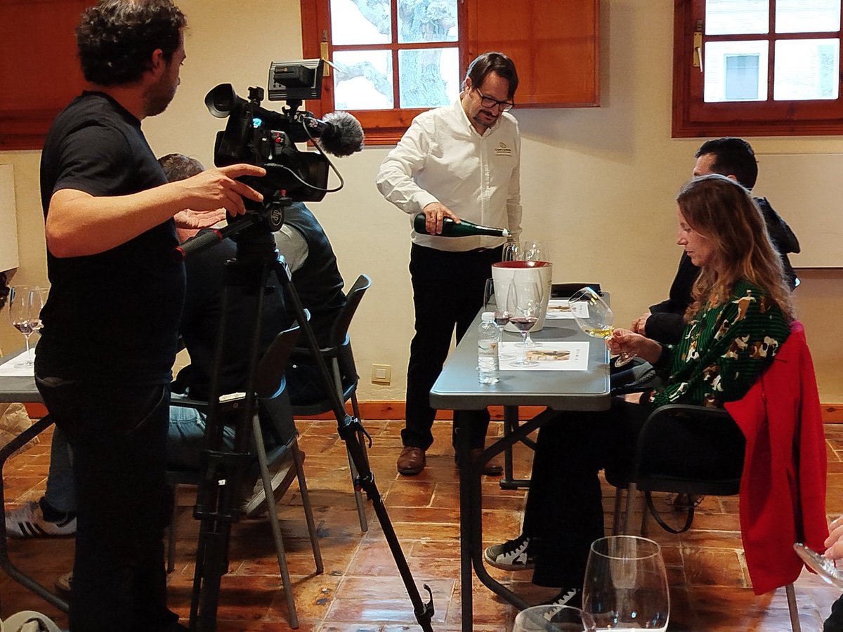 Temperotv's tweet photo. El 10%del viñedo de la @docampodeborja se destina a la producción de #vinosecologicos . Una superficie que se quiere incrementar en los próximos años. Mañana sábado a las 14:55h en @aragontv
#DOCampodeBorja #garnacha #palmerisicilia @aragonalimentos https://t.co/EmAsSDL4DX
