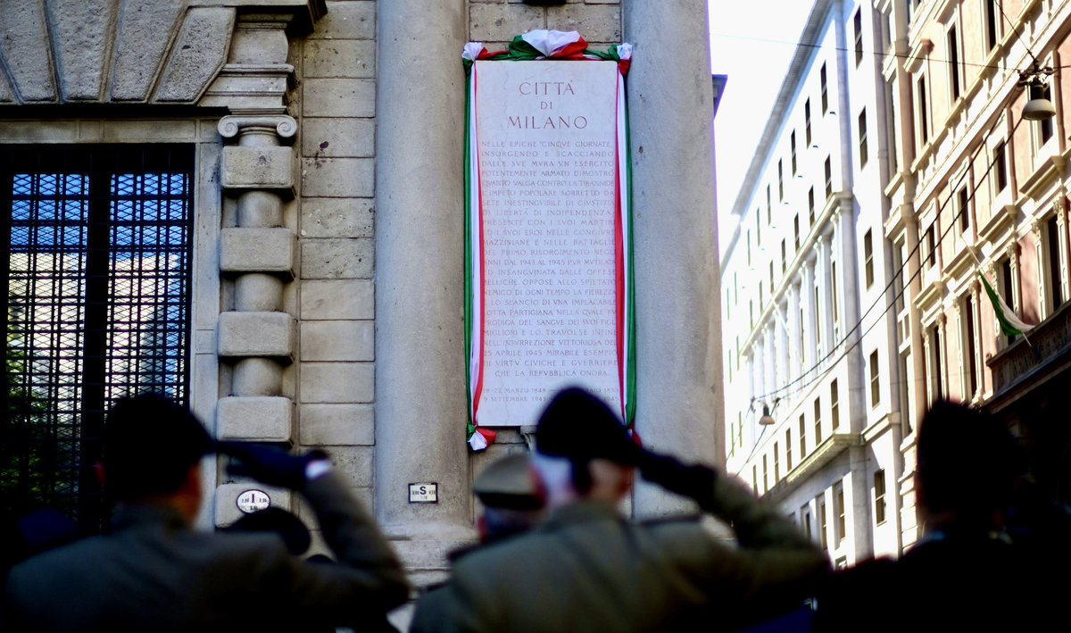 #Milano celebra oggi il #25aprile 🇮🇹e commemora i caduti della #Resistenza, partigiani e partigiane che lottarono per la liberazione dell'Italia dal nazifascismo. Ottanta anni di #libertà avuti grazie a loro  che combatterono con coraggio fino anche al sacrificio della vita. 🌹