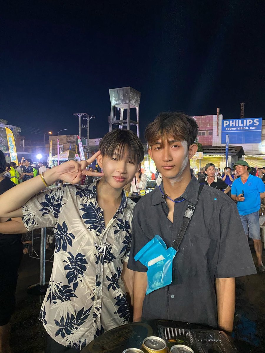 PXaysombath's tweet photo. ແຟນຂ້ອຍຫຼໍ່👨🏻‍❤️‍👨🏻💕 https://t.co/eiHurxLs4Y