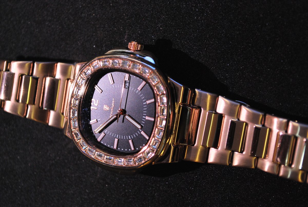 lux_bijou24929's tweet image. Poedagar Noble
Gold that shines. Diamonds that speak.
A watch made to be noticed — without saying a word.

#GoldWatch #GoldenWatch #GoldWatches #Gold #Diamond #Diamonds #LuxBijou #Jewelry #Jewellery