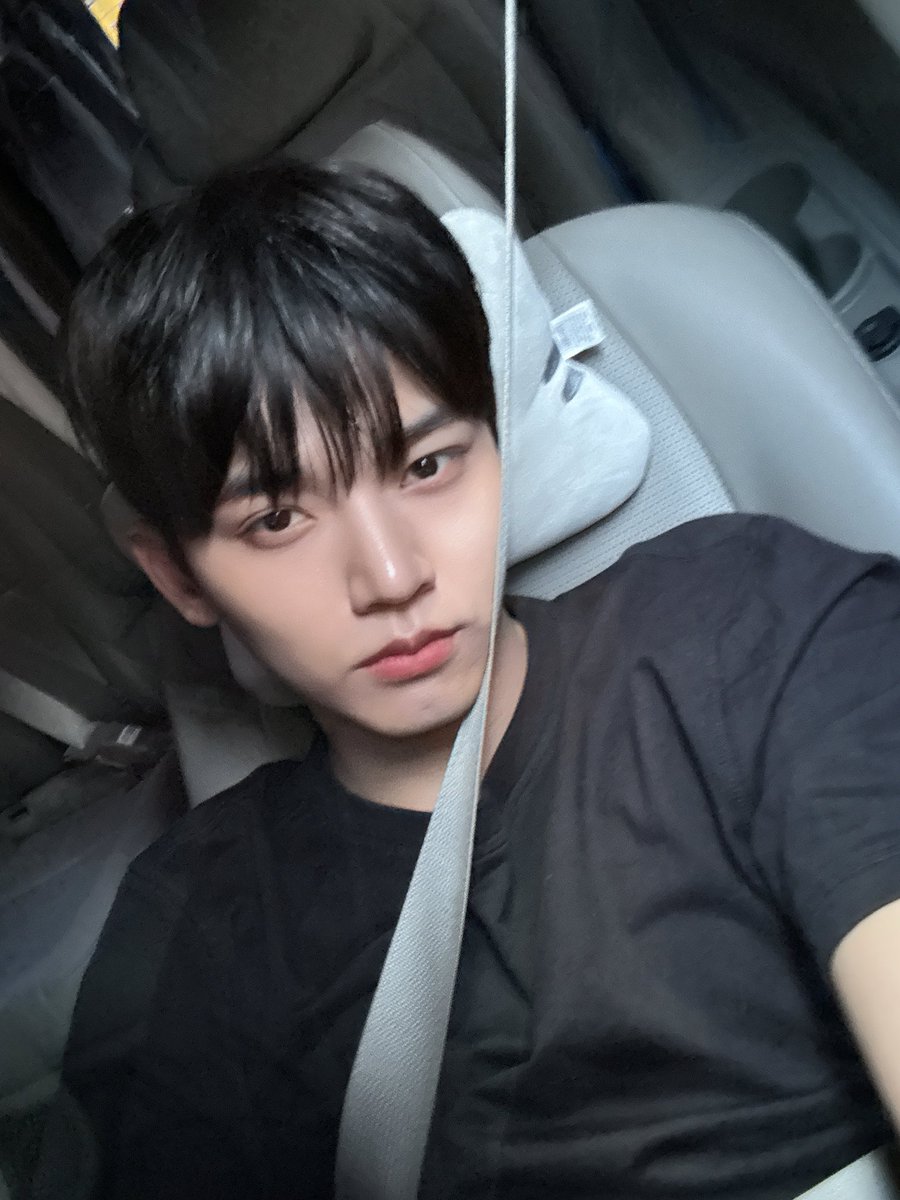 OmegaX_members's tweet photo. [#OX]

날씨가 왜 가을이 됐지

#OMEGA_X #오메가엑스
#혁 #HYUK https://t.co/2fLt9LANbn