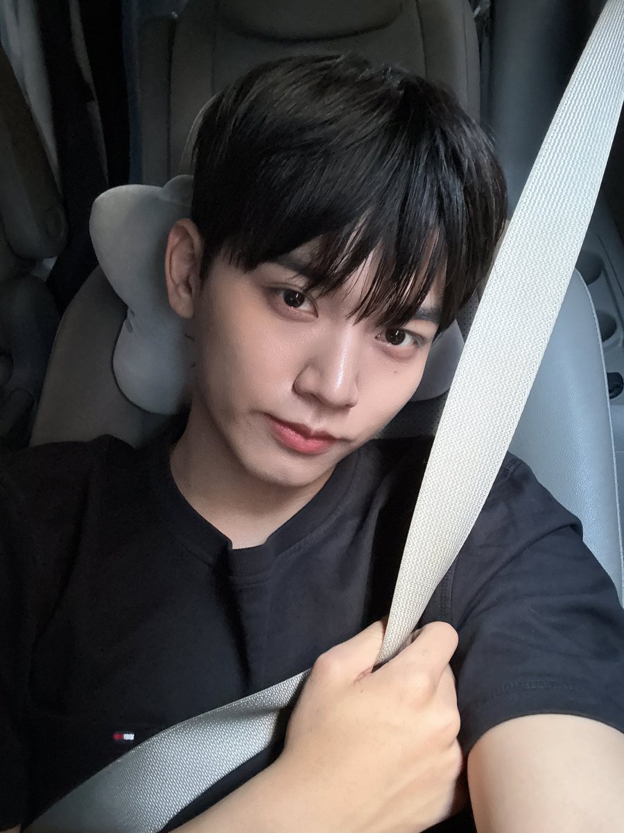 OmegaX_members's tweet photo. [#OX]

날씨가 왜 가을이 됐지

#OMEGA_X #오메가엑스
#혁 #HYUK https://t.co/2fLt9LANbn