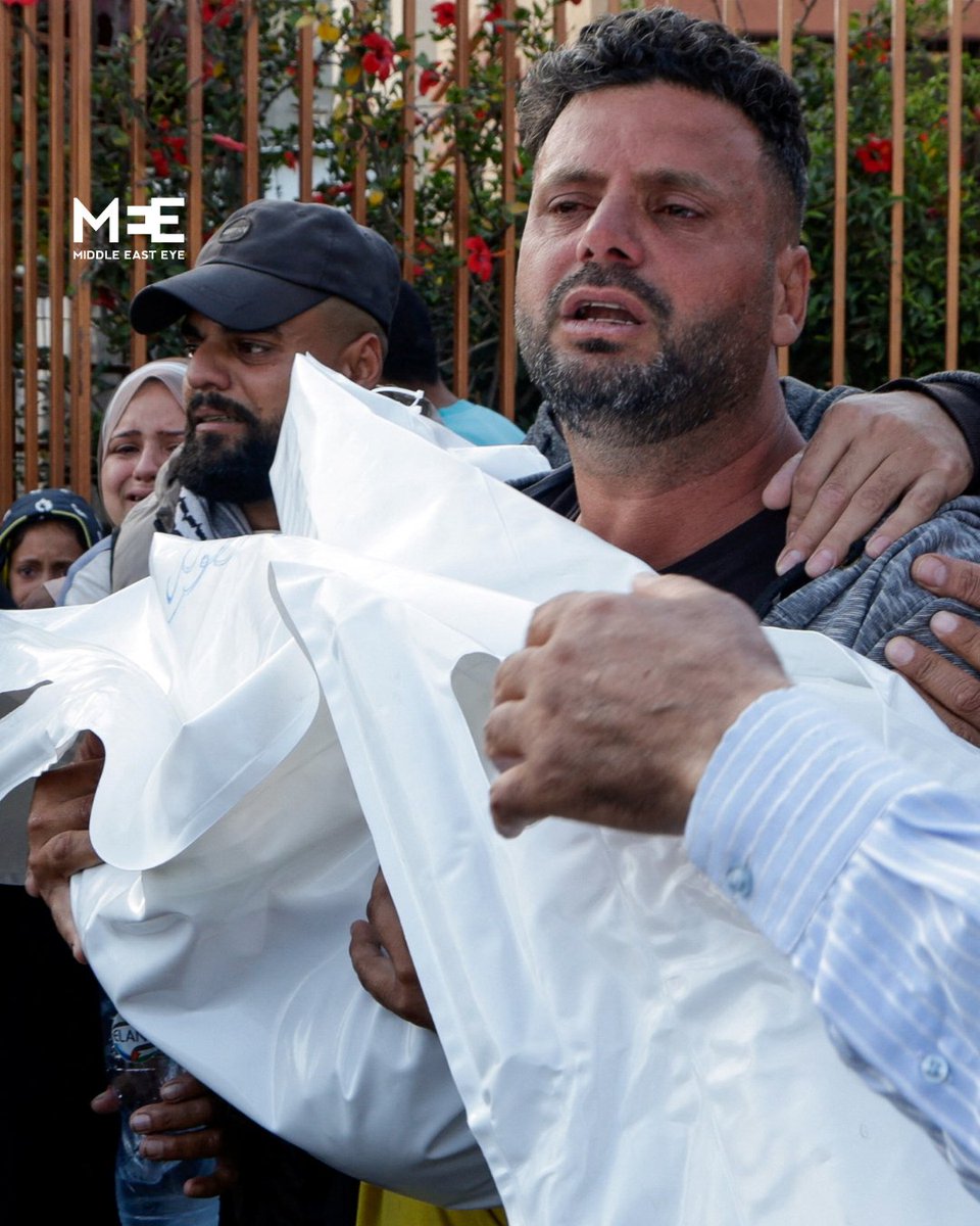 MiddleEastEye's tweet photo. 🔴 #Israel #Palestine

In Pictures: People gather near bodies of Palestinians killed in Israeli strikes, at Nasser Hospital in Khan Younis

Follow our live coverage ⤵️ https://t.co/OVpy6All2t https://t.co/p5Wl6vrKQC