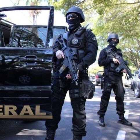 choquei's tweet photo. 🚨AGORA: O ex-presidente Fernando Collor foi preso pela Polícia Federal (PF) por determinação do ministro Alexandre de Moraes, do Supremo Tribunal Federal (STF). https://t.co/4TewuIR2T3