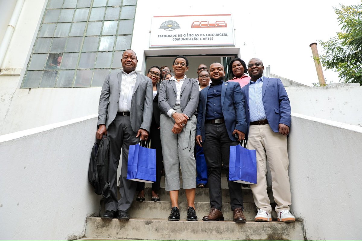 We celebrated #EnglishLanguageDay with visits to Colégio Arco-Íris &amp; UP Maputo ! We shared U.S. study opportunities, scholarships &amp; 🇲🇿culture moments. Are you an English 🇺🇸teacher or student? The OPEN program offers free online courses openenglishcommunity.org/page/massive-o… #EstamosJuntos