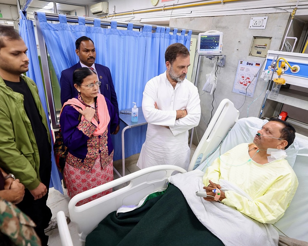 Congress (@incindia) on Twitter photo नेता विपक्ष श्री <a href="/RahulGandhi/">Rahul Gandhi</a> ने पहलगाम हमले में घायल हुए लोगों और पीड़ित परिवारों से मुलाकात की।
पहलगाम में हुई आतंकी घटना मानवता पर प्रहार है, मोहब्बत और भाईचारे को मिटाने की एक शर्मनाक कोशिश है।
आतंक के खिलाफ हम सभी एकजुट हैं। हमें साथ मिलकर इन नफरती ताकतों को करारा जवाब नेता विपक्ष श्री <a href="/RahulGandhi/">Rahul Gandhi</a> ने पहलगाम हमले में घायल हुए लोगों और पीड़ित परिवारों से मुलाकात की।
पहलगाम में हुई आतंकी घटना मानवता पर प्रहार है, मोहब्बत और भाईचारे को मिटाने की एक शर्मनाक कोशिश है।
आतंक के खिलाफ हम सभी एकजुट हैं। हमें साथ मिलकर इन नफरती ताकतों को करारा जवाब