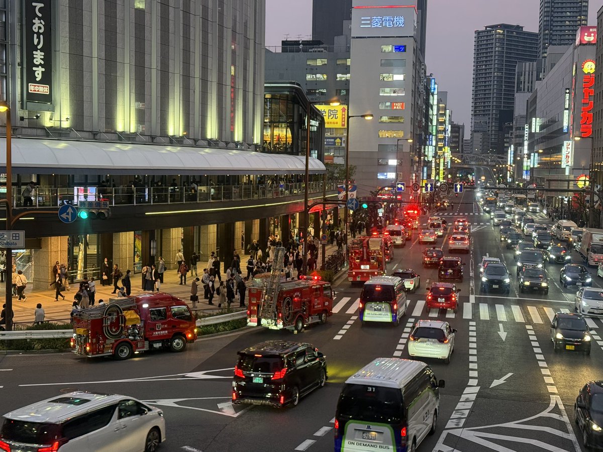 bossa3812's tweet photo. ヨドバシの裏筋かな。
消防車終結中
#梅田
#消防車
#火災かな https://t.co/qyuy5srMeQ
