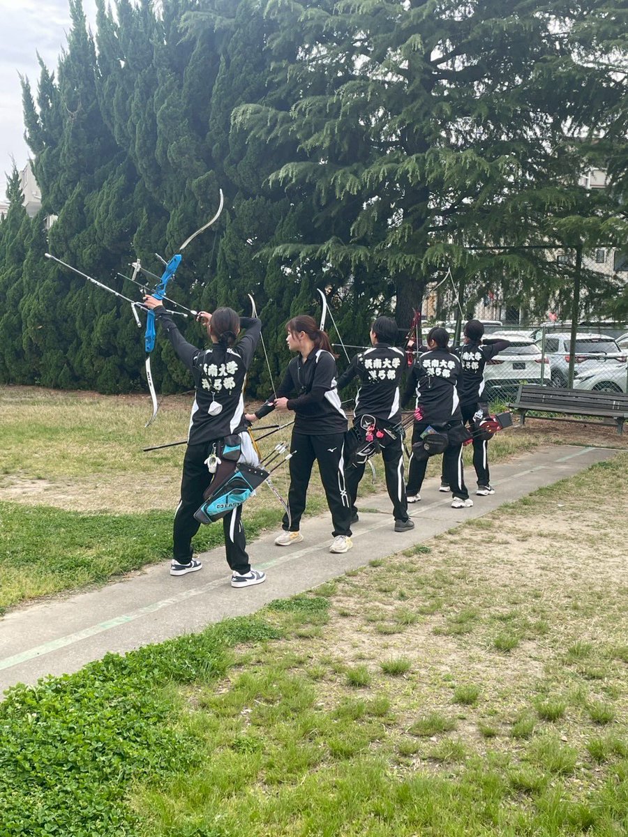 su_archery's tweet photo. 4月20日(日)に男女共に甲南大学とのリーグ戦第3戦が行われました。

結果は
男子  摂南大3036－甲南大2903
女子  摂南大 1685－甲南大1859
となり、男子は摂南大学の勝利、女子は敗北となりました！

甲南大学さん、ありがとうございました！

#摂南大学アーチェリー部 https://t.co/933kxXnC9g