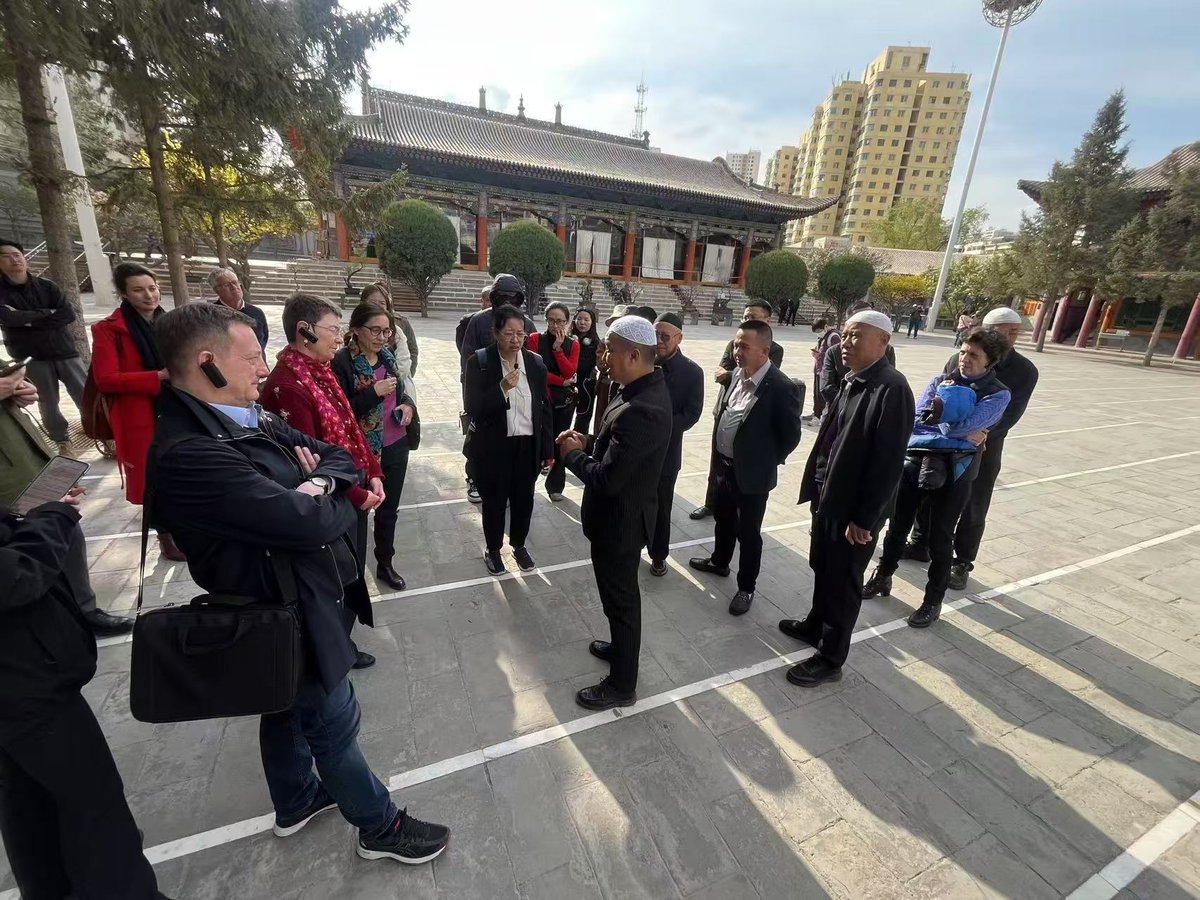 Bertrand Lortholary 白玉堂 (@blortholary) on Twitter photo À Xining, visite du monastère de Kumbum et de la mosquée Dongguan. Comme réaffirmé avec <a href="/GerAmbChina/">Ambassador Patricia Flor</a> lors de notre déplacement, France et Allemagne sont attachées à la diversité culturelle et religieuse ainsi qu’à la protection des droits des minorités. À Xining, visite du monastère de Kumbum et de la mosquée Dongguan. Comme réaffirmé avec <a href="/GerAmbChina/">Ambassador Patricia Flor</a> lors de notre déplacement, France et Allemagne sont attachées à la diversité culturelle et religieuse ainsi qu’à la protection des droits des minorités.