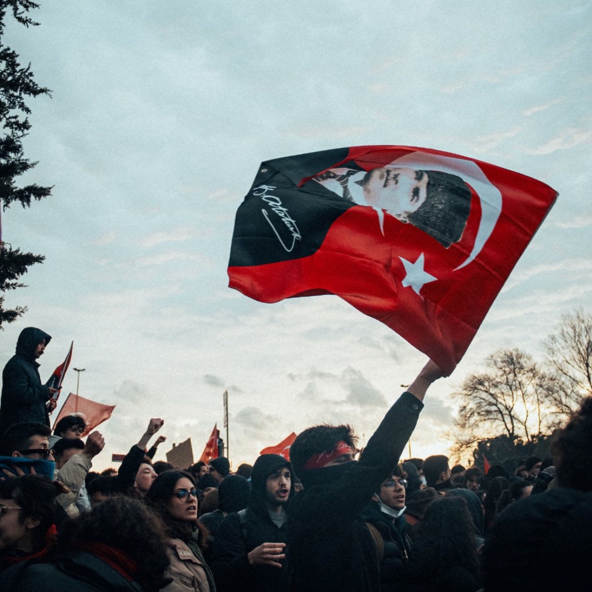Saraçhane protestolarında tutuklanan bir öğrenci hakim karşısında:

"Polis gözaltına aldıktan sonra 'Öldün mü, sakın ölme daha çok döveceğim' dedi. Başka bir polis 'Sizin gibi okumuşları daha çok döveceğiz' dedi. 

3 aydır İstanbul'dayım. Sınavlarıma, derslerime giremedim."
