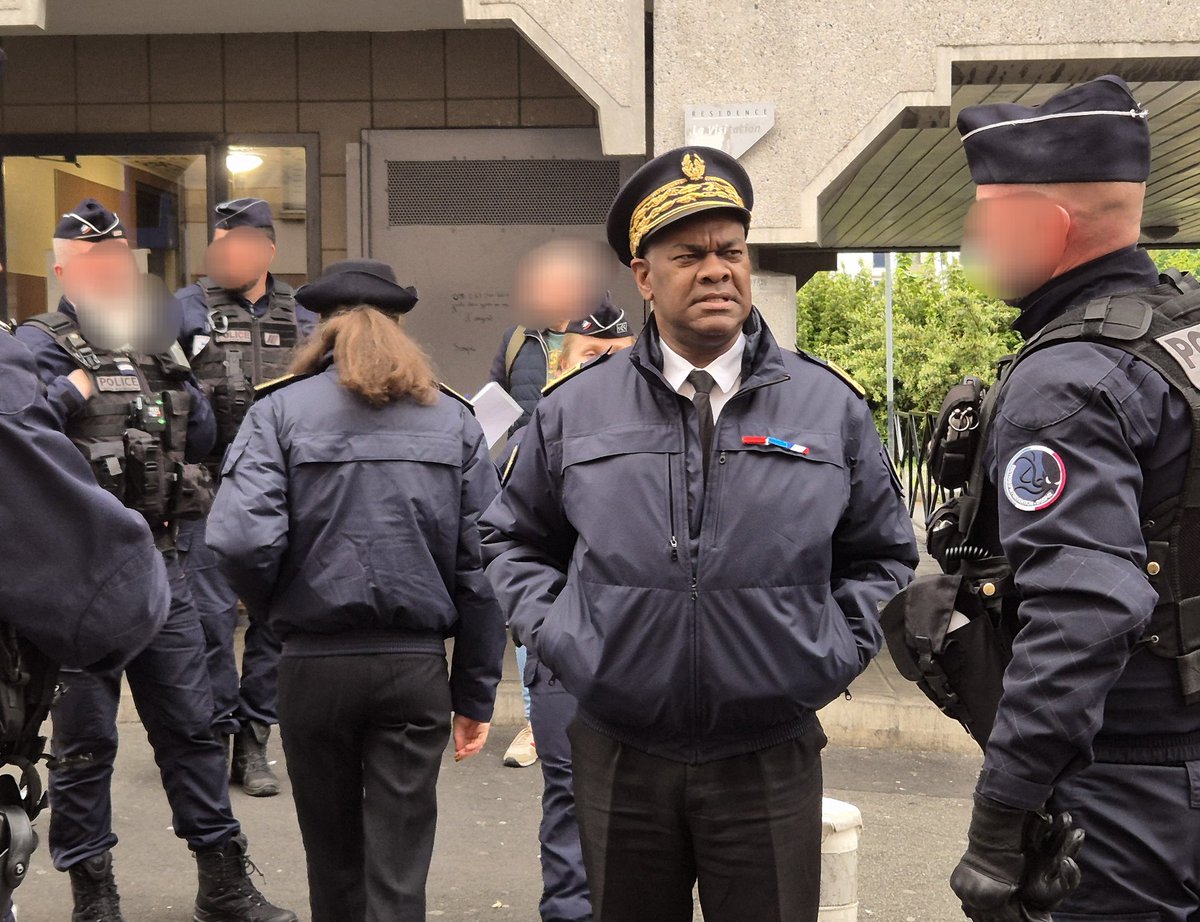 Image de Préfet du Puy-de-Dôme - #SécuritéDuQuotidien | Secteur Charras
Échanges du préfet, hier soir, avec les effectifs de Police