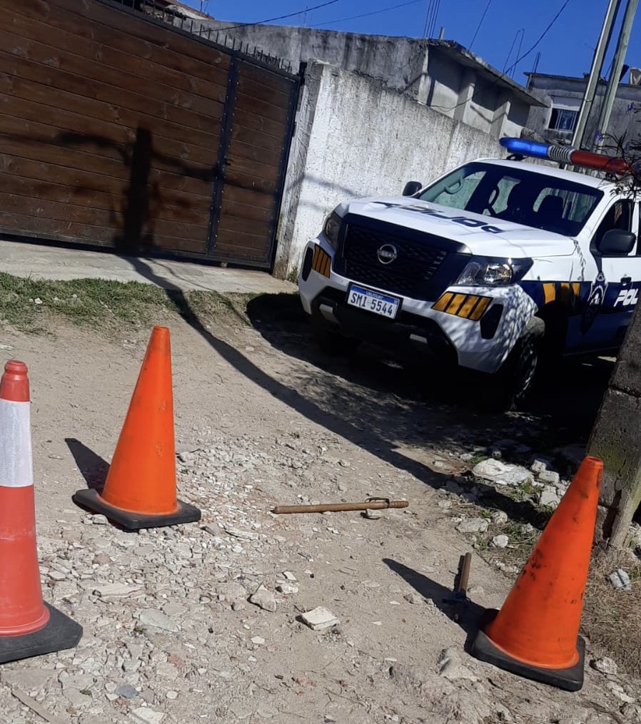 🔴 AHORA: una casa fue atacada a tiros en Piedras Blancas. El frente de la vivienda presenta varios impactos de bala. Los atacantes llegaron a hablar con el dueño de la casa: “venimos a buscar a tu hijo”, y comenzaron a disparar. Trabaja en el lugar personal de URPM Zona III.