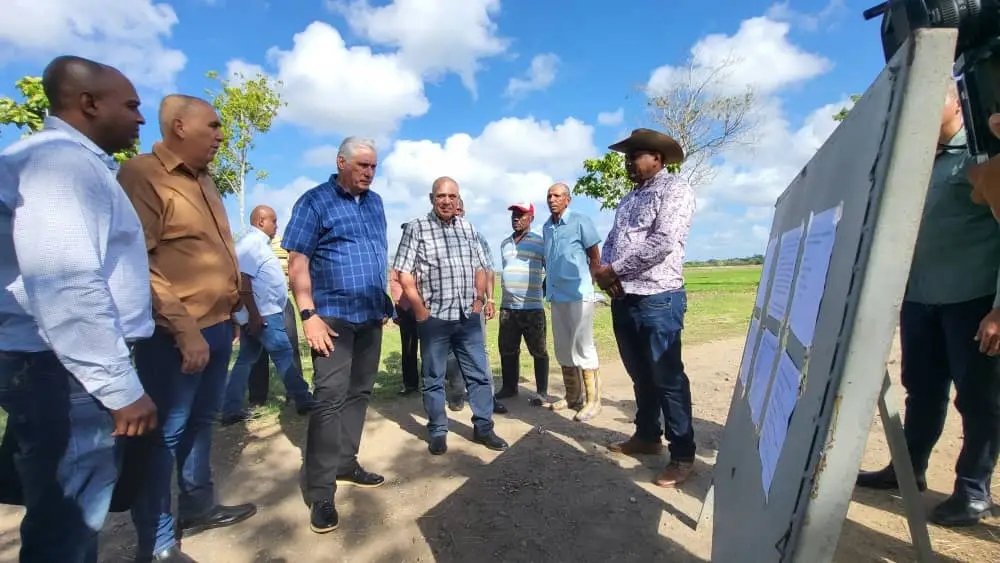 Brbara169129's tweet photo. El municipio de Jobabo resultó el 1er territorio por el cual inició su visita el 1er  Secretario del CC del Partido y Presidente de la República, Díaz-Canel Bermúdez, en su recorrido por la provincia, como parte de un sistema de trabajo del Partido.
#PorLasTunasLaVictoria https://t.co/TmSTQw5ZqW