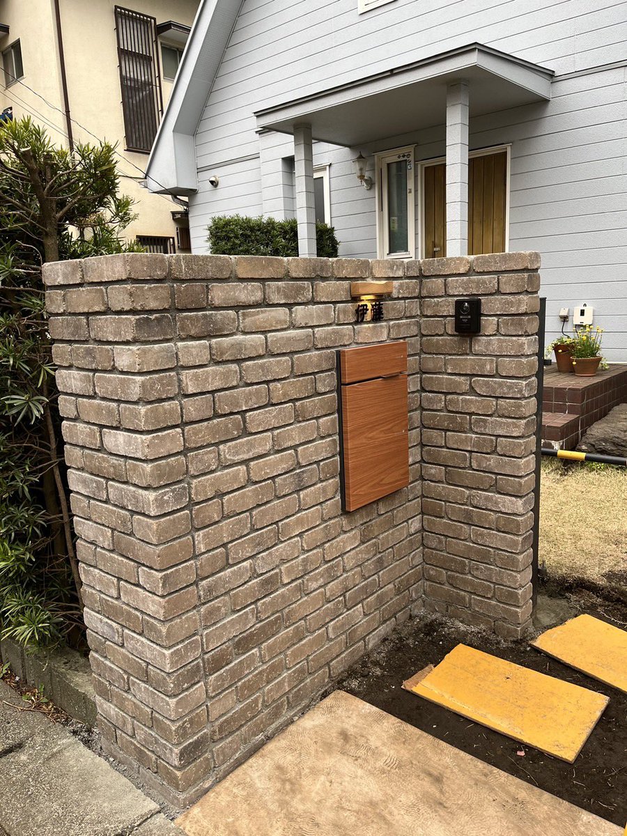 久しぶりにレンガ積みの門塀を作りました！レンガといってもブロック同様に鉄筋が縦にも横にも入るTOYO工業のシャルドブリックという商品です。素材はコンクリート。一見レンガにしか見えません。技術の向上は素晴らしいですね✨
しかしブロック積みより4倍くらいの時間がかかりました💦