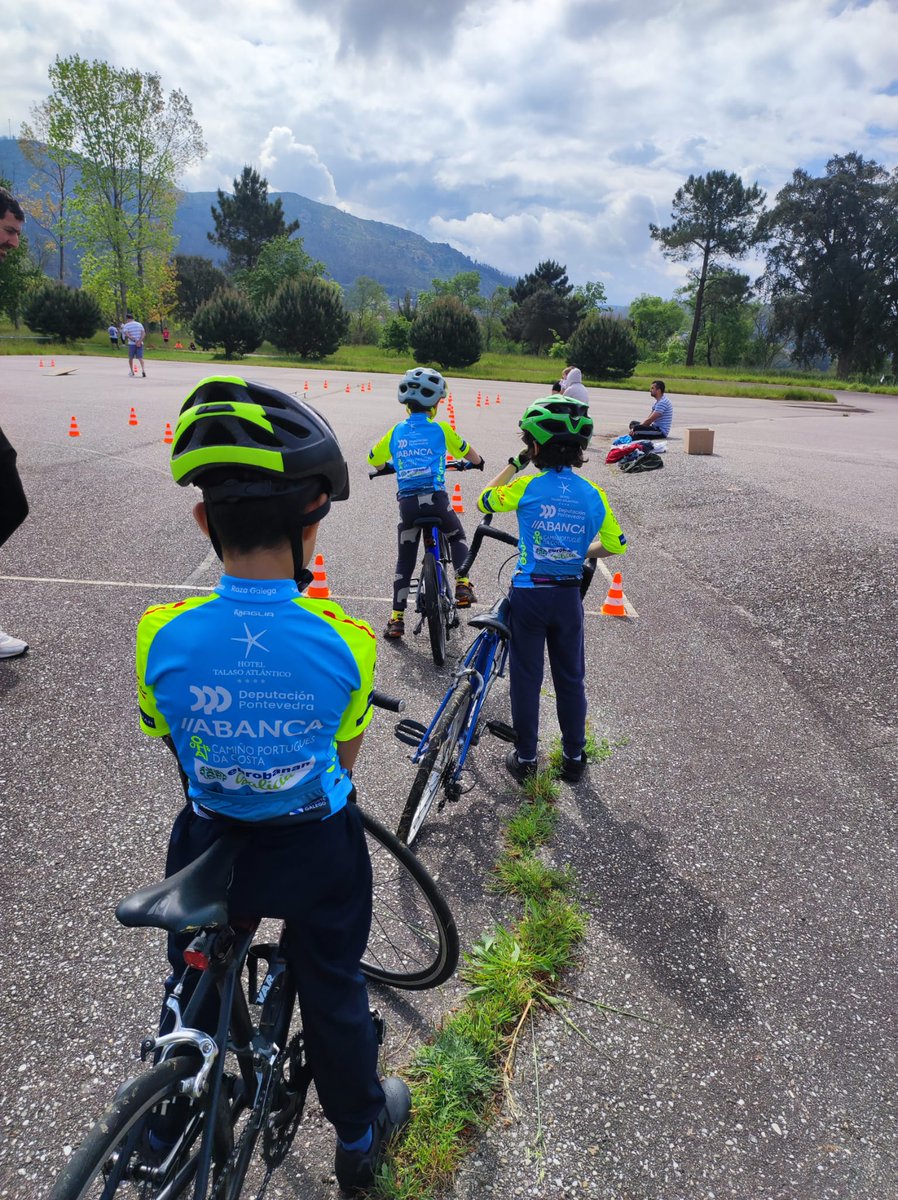 MagliaSport's tweet photo. 👧🏽🚴♂️🚴♀️👦🏽 #MagliaSport con la #canteraciclista
🔵⚪🟡 #LaAcademiaOiense del @teamoiense arranca temporada este sábado en Boiro
Los #MiniBlues tras un invierno de trabajo, regresan a las competiciones las nuevas equipaciones!!!
A seguir disfrutando 💪
#vistetussueñosvistemaglia https://t.co/LXzpOSXFZ6