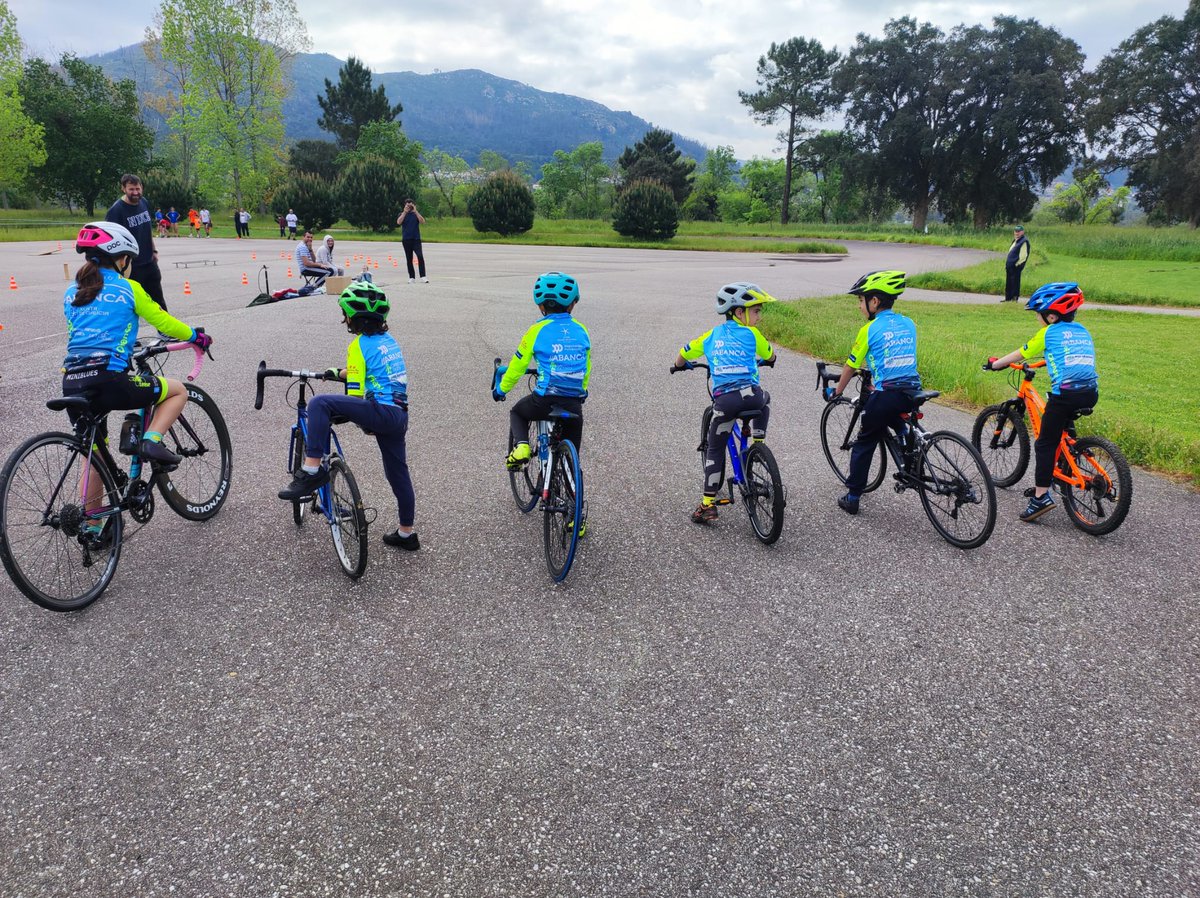 MagliaSport's tweet photo. 👧🏽🚴♂️🚴♀️👦🏽 #MagliaSport con la #canteraciclista
🔵⚪🟡 #LaAcademiaOiense del @teamoiense arranca temporada este sábado en Boiro
Los #MiniBlues tras un invierno de trabajo, regresan a las competiciones las nuevas equipaciones!!!
A seguir disfrutando 💪
#vistetussueñosvistemaglia https://t.co/LXzpOSXFZ6