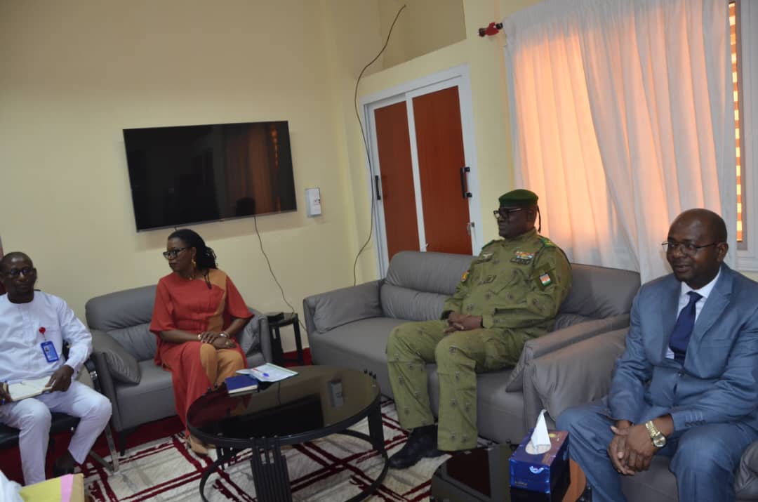 SNU_Niger's tweet image. ➡️ Rencontre ce jour 2️⃣5️⃣ entre la Coordonnatrice résidente de l’@ONU 🇺🇳 au Niger 🇳🇪 et le Ministre de l’Intérieur Mohamed Toumba pour renforcer le partenariat 🫂 autour des efforts de developpement et de l'action humanitaire 🚻, avec un accent particulier sur les questions de…