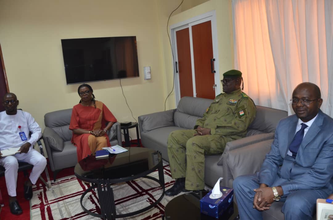 SNU_Niger's tweet image. ➡️ Rencontre ce jour 2️⃣5️⃣ entre la Coordonnatrice résidente de l’@ONU 🇺🇳 au Niger 🇳🇪 et le Ministre de l’Intérieur Mohamed Toumba pour renforcer le partenariat 🫂 autour des efforts de developpement et de l'action humanitaire 🚻, avec un accent particulier sur les questions de…