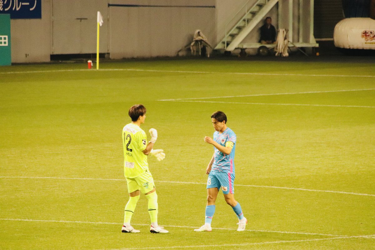 fumikun0203's tweet image. 井上のゴール後、喜ぶ選手たちとは離れたところで真剣な顔で話し合う泉森と西矢の姿が頼もしかった🥹

#サガン鳥栖 #泉森涼太 #西矢健人