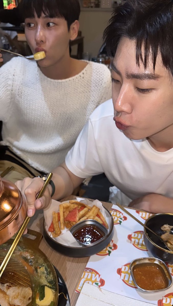 ว้ายกรี๊ด ชีเสิร์ฟมากกกกกกก😳
<a href="/off_tumcial/">Tumcial</a> <a href="/AtthaphanP/">ATTHAPHAN PHUNSAWAT</a> 

📸 IGs : tumcial  

#ออฟกัน #OffGun 
#ออฟจุมพล #OffJumpol