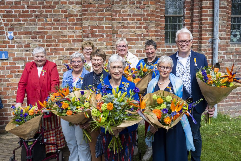 Maar liefst negen inwoners van onze gemeente zijn vandaag verrast met een Koninklijke onderscheiding. Burgemeester Tineke Schokker-Strampel reikte de lintjes uit aan deze bijzondere vrijwilligers. Lees hier verder:ap.lc/HRYeF