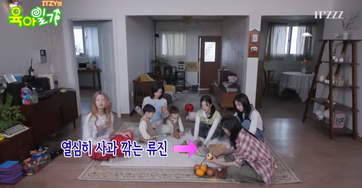 EmxRbbqJJQhfB3q's tweet image. 빵을 주는 예지가 진짜 엄마 같았고 채령과 리아는 아이를 잘 다뤘다✨️✨️ 류진도 그림을 그려주는 착한 언니였고 유나도 앳된 언니로 귀여웠다❤️ 평소와 다른 언니의 다정한 얼굴을 한 ITZY를 볼 수 있어 행복🙆💝
#ITZZZ #ITㅋㅋㅋ #ITZY의육아일기