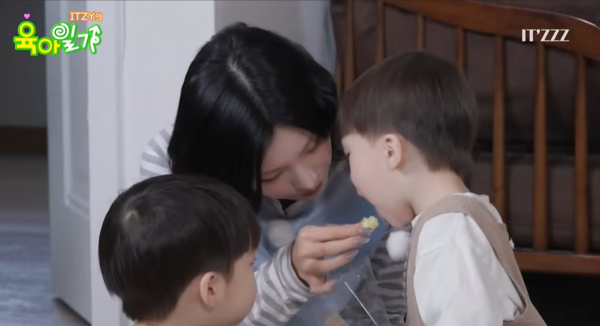EmxRbbqJJQhfB3q's tweet image. 빵을 주는 예지가 진짜 엄마 같았고 채령과 리아는 아이를 잘 다뤘다✨️✨️ 류진도 그림을 그려주는 착한 언니였고 유나도 앳된 언니로 귀여웠다❤️ 평소와 다른 언니의 다정한 얼굴을 한 ITZY를 볼 수 있어 행복🙆💝
#ITZZZ #ITㅋㅋㅋ #ITZY의육아일기