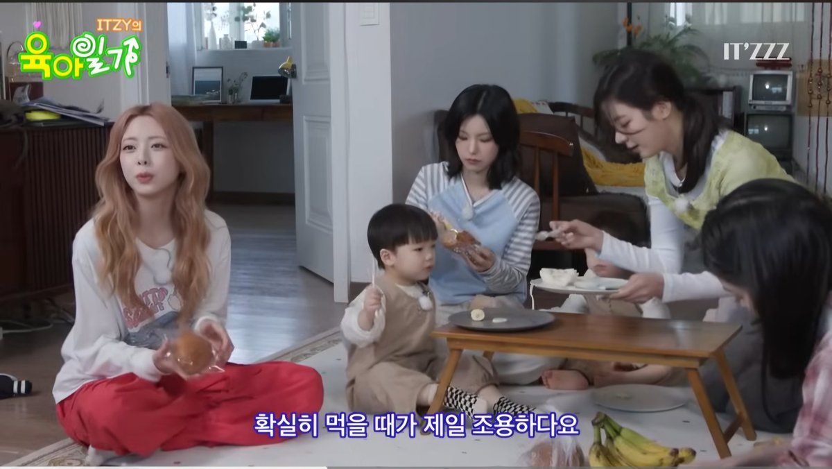 EmxRbbqJJQhfB3q's tweet image. 빵을 주는 예지가 진짜 엄마 같았고 채령과 리아는 아이를 잘 다뤘다✨️✨️ 류진도 그림을 그려주는 착한 언니였고 유나도 앳된 언니로 귀여웠다❤️ 평소와 다른 언니의 다정한 얼굴을 한 ITZY를 볼 수 있어 행복🙆💝
#ITZZZ #ITㅋㅋㅋ #ITZY의육아일기