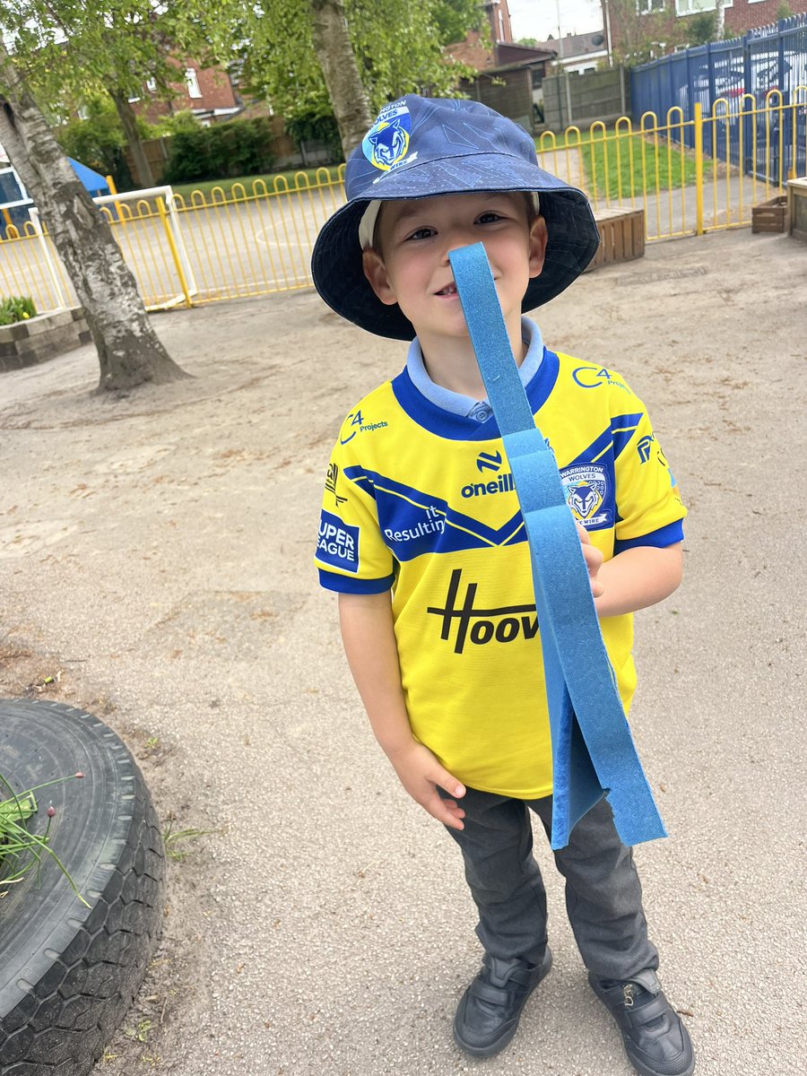 When you go to a school in #StHelens and it’s show and tell and the wire beat St Helens the night before 🤣

 <a href="/WarringtonRLFC/">Warrington Wolves</a> 🐺🏉
<a href="/LukeTheNuke180/">Luke Littler</a> ☢️🎯
🐺🎯💪 #SuperLeague #darts