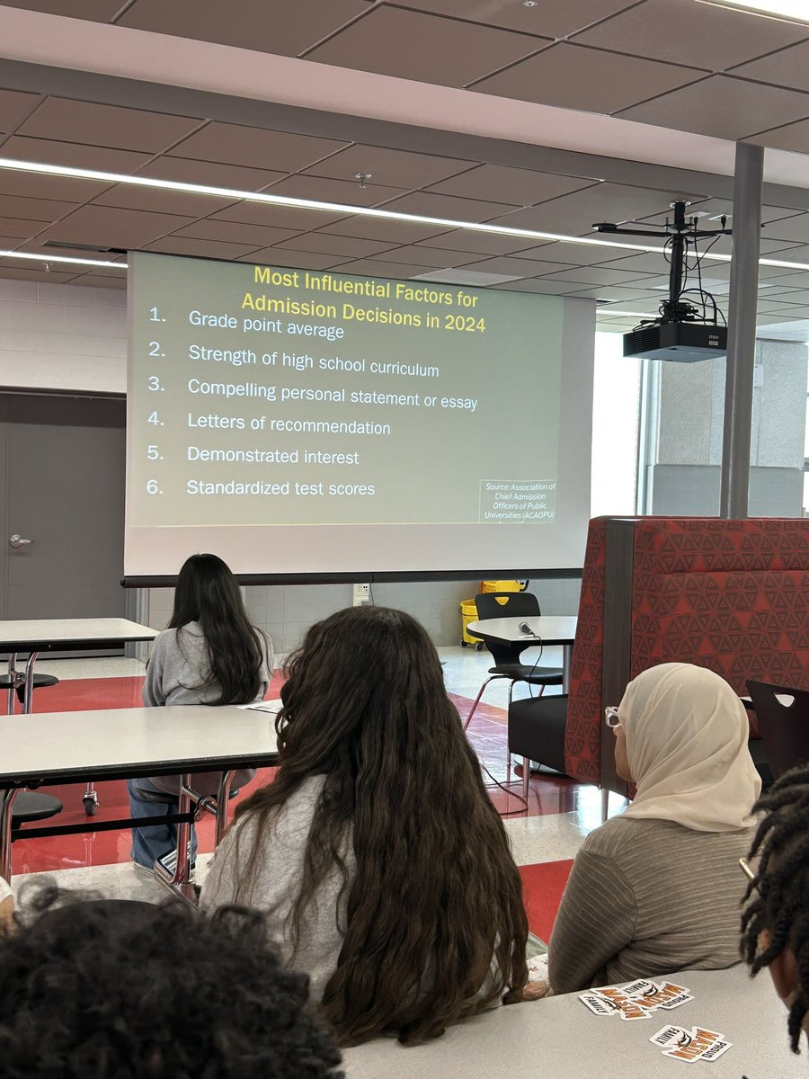 A packed CPP agenda for @herndonclassof2025 @herndonclassof2026 , Class of 2027 and Class of 2028! Topics included: Demystifying College Admissions, Imagining Your Future, and Understanding Financial Aid packages. ❤️🖤🐝