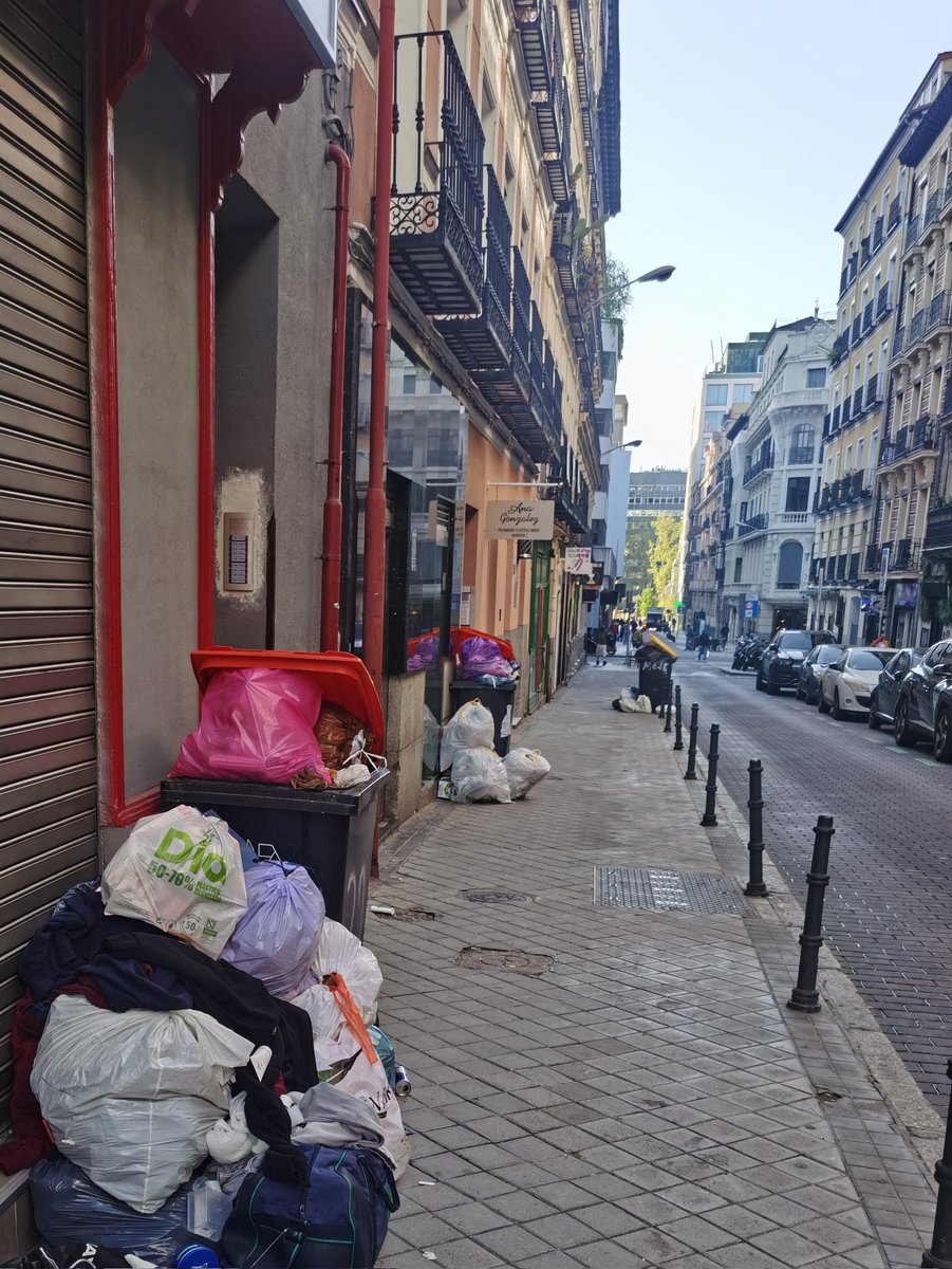 Nana Gómez (@nanagomezg) on Twitter photo Señor alcalde <a href="/AlmeidaPP_/">José Luis Martínez-Almeida</a> Espero que haya contemplado una recogida especial de basura en Plaza de España este fin de semana con el montaje de La Hispanoamericana, porque si no a los vecinos nos van a sepultar en basura. El camión no pasa desde el lunes... Señor alcalde <a href="/AlmeidaPP_/">José Luis Martínez-Almeida</a> Espero que haya contemplado una recogida especial de basura en Plaza de España este fin de semana con el montaje de La Hispanoamericana, porque si no a los vecinos nos van a sepultar en basura. El camión no pasa desde el lunes...
