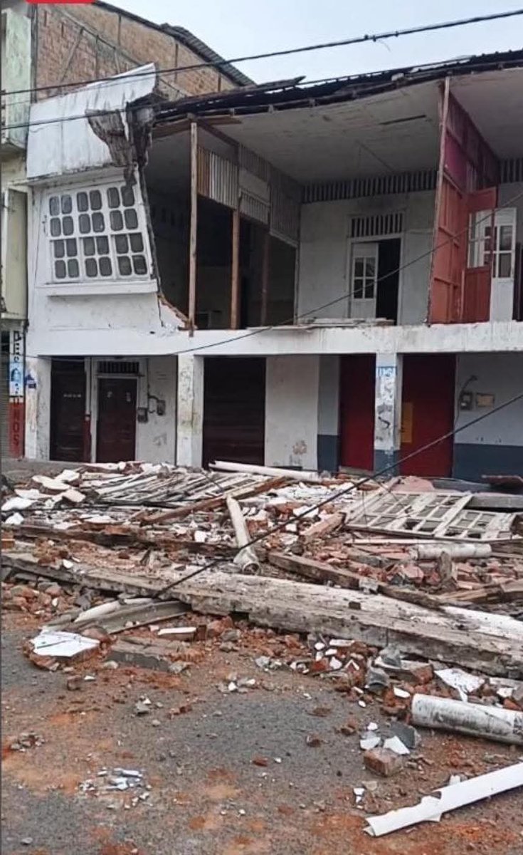 marcivaldivieso's tweet photo. La naturaleza vuelve a golpear a nuestros hermanos de Esmeraldas.

El sismo de esta madrugada nos despertó con angustia, recordándonos heridas que aún duelen, especialmente en abril, un mes que nos marcó profundamente como país.

Desde Manta, extendemos un abrazo solidario y fraterno a la querida provincia verde.

Conocemos el temor, la incertidumbre y el dolor que deja un evento como este. Por eso, hoy más que nunca, estamos con ustedes.

Nos ponemos a disposición para lo que necesiten. Que esta nueva prueba nos encuentre unidos, solidarios y con fe.

Esmeraldas está en nuestras oraciones y en nuestro corazón.