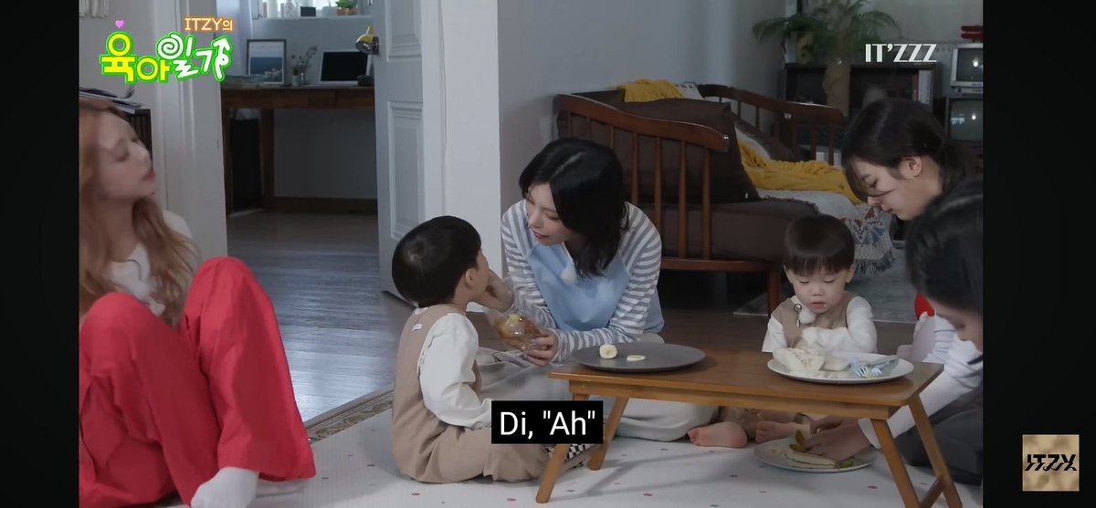 DanielLarreteg1's tweet image. Las chicas dándole de comer a los gemelos es muy tierno 🥹, son muy buenas tías 
#ITZZZ #ITㅋㅋㅋ #ITZY의육아일기
#ITZY #MIDZY @ITZYofficial
