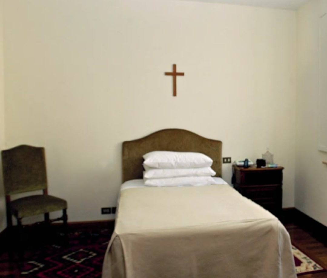 🇻🇦 | Así era la habitación donde el papa Francisco pasó sus últimos días. 

Durante los doce años que encabezó la Iglesia católica, el papa Francisco eligió vivir en la habitación 201 de la Casa Santa Marta, sin más que una cama, un crucifijo, una lámpara de lectura y su mate.
