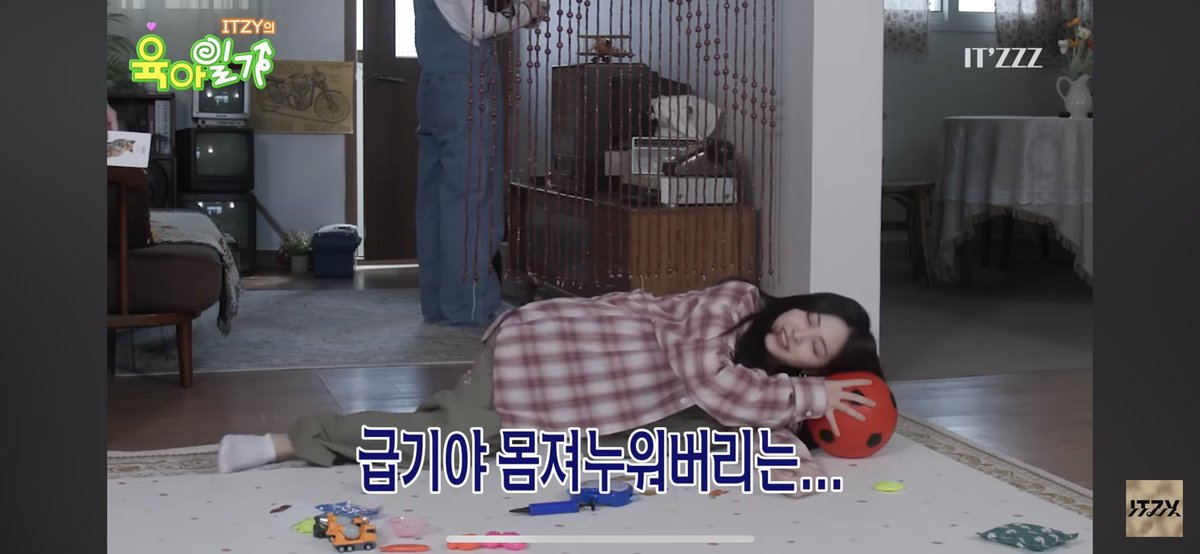 barbibii7's tweet image. 평소에는 볼 수 없어? ITZY의 한심한 장면을 볼 수 있네요😂 정말 귀여워. 
류진이의 아이들을 보는 눈이 따뜻하고 상냥해서 좋아. 
아이들에게 상대받지 않게 된 ITZY가 아이로 돌아가는 모습도, 귀엽네👶🏻

#ITZZZ #ITㅋㅋㅋ #ITZY의육아일기