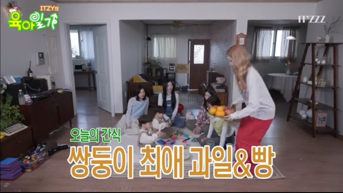 barbibii7's tweet image. 평소에는 볼 수 없어? ITZY의 한심한 장면을 볼 수 있네요😂 정말 귀여워. 
류진이의 아이들을 보는 눈이 따뜻하고 상냥해서 좋아. 
아이들에게 상대받지 않게 된 ITZY가 아이로 돌아가는 모습도, 귀엽네👶🏻

#ITZZZ #ITㅋㅋㅋ #ITZY의육아일기
