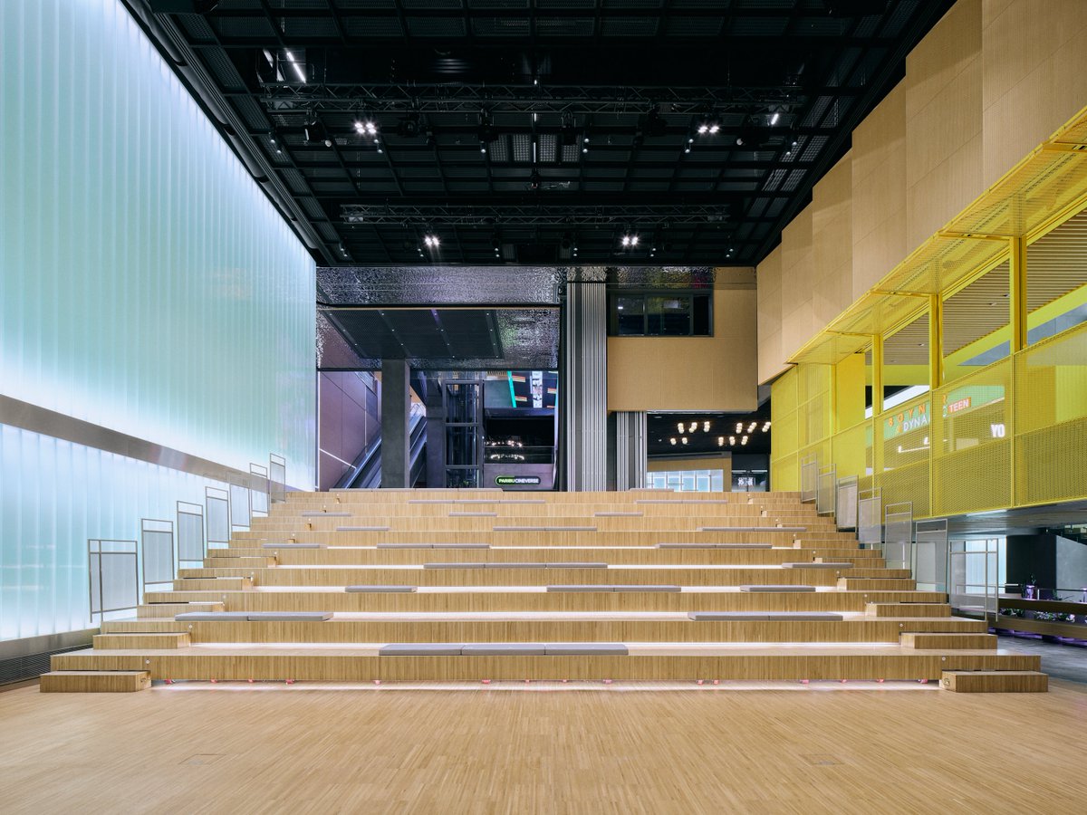 Ddrlp Mimarlık tasarımı İstinye Salon &amp; Yuno, alışılmış alışveriş merkezi deneyiminin dışına çıkıyor; mekansal kurgu bir yolculuk olarak ele alınırken farklı boyutlardaki boşluklar dizisi içinde deneyimin sürekliliği sağlanıyor.

📷Egemen Karakaya

yapidergisi.com/istinye-salon-…