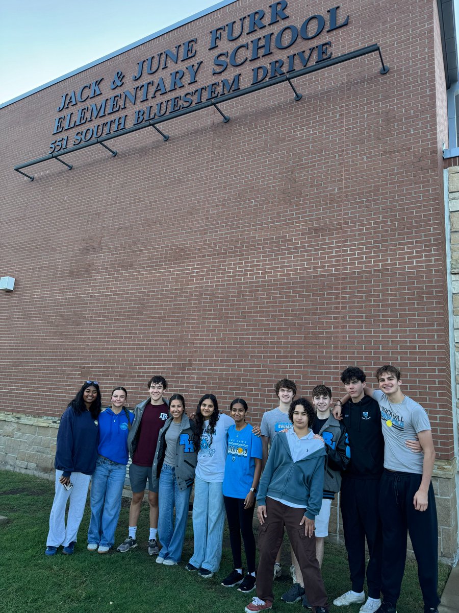 RH_SwimDive's tweet image. RH Swim, Dive, Water Polo out early this morning opening car doors at Baker and Furr Elementary! @PISD_Aquatics @RH_SwimDive @RHWaterPolo #InspireGreatness