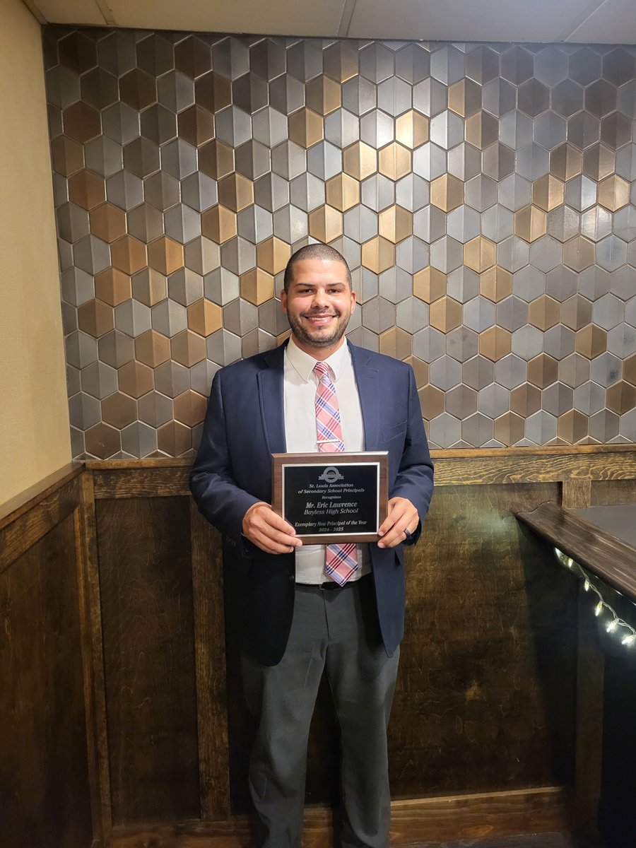 STLPrincipals's tweet image. Congratulations to Dr. Eric Lawrence for being recognized as the 2025 SASSP Exemplary New Principal of the Year at our banquet last night.