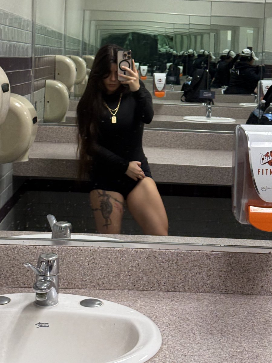 Raeleerudolph's tweet image. Rt if you love thick thighs