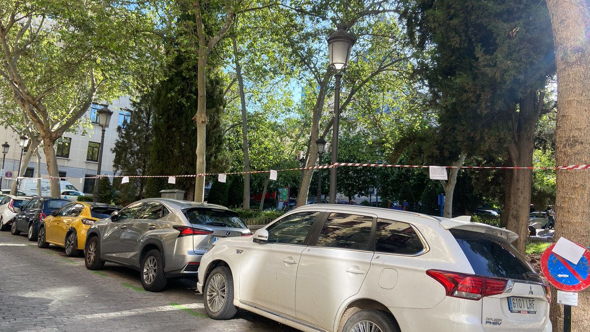 Asoc. Vecinos Chueca y Salesas (@avchueca) on Twitter photo Carteles x toda #Salesas de los vecinos quejándose de un rodaje (otro más como cada tres días): Ruido, pérdida de plazas para aparcar, molestias para desplazarse...Hartos de q parezca q a <a href="/AlmeidaPP_/">José Luis Martínez-Almeida</a> <a href="/bcarabante/">Borja Carabante</a> y <a href="/Madrid_FO/">Madrid Film Office</a> le dan igual los vecinos. Solo cuentan los negocios😡 Carteles x toda #Salesas de los vecinos quejándose de un rodaje (otro más como cada tres días): Ruido, pérdida de plazas para aparcar, molestias para desplazarse...Hartos de q parezca q a <a href="/AlmeidaPP_/">José Luis Martínez-Almeida</a> <a href="/bcarabante/">Borja Carabante</a> y <a href="/Madrid_FO/">Madrid Film Office</a> le dan igual los vecinos. Solo cuentan los negocios😡