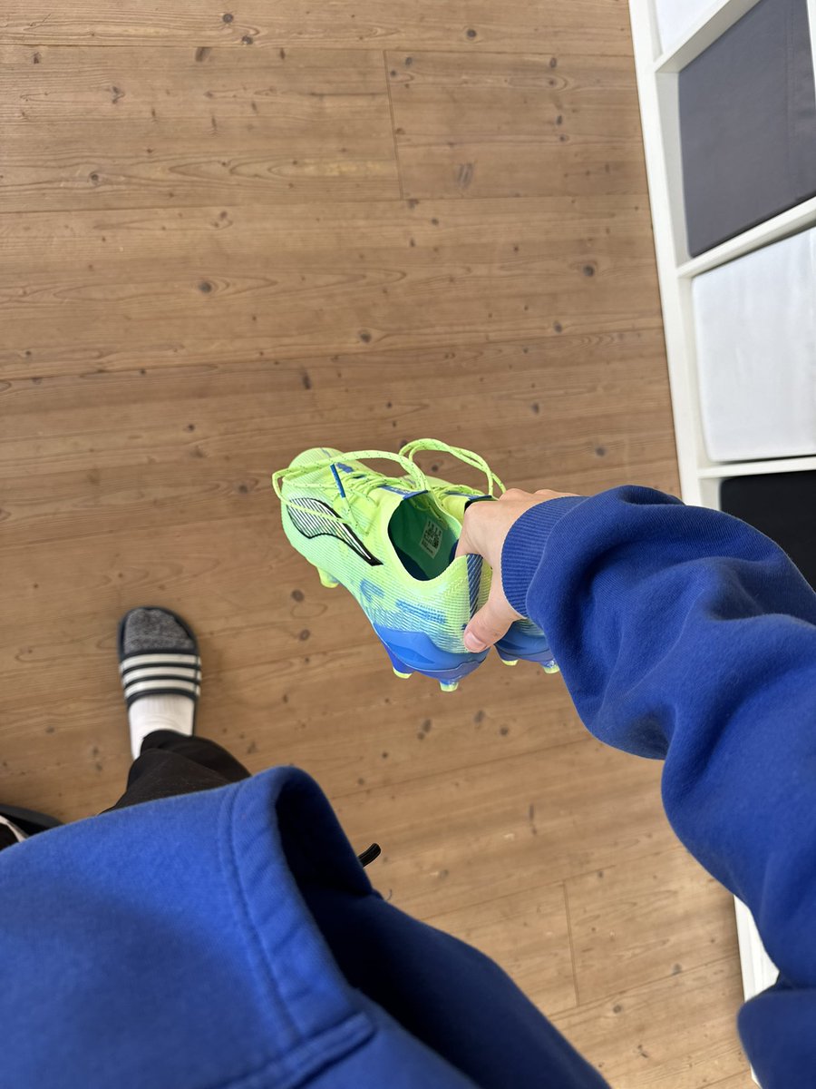 MasterDennyD's tweet photo. Bereit dir in die Eier treten zu lassen ? 
 aber natürlich erst nachdem du brav bezahlt hast 😘😈🤑

#findomalpha #findom #cashmaster #twink #sub #master #cashslave #alphamaster #zahlsklave #feet #foot #feetworshi̇p #feetboy #nike #tn #sneaker #sneakerhead #sneakerworship https://t.co/xjIG42AFkK