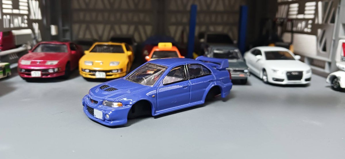 プレミアムのエボⅥ改造しました！
カラーはタミヤのシルバーリーフです
ボールペンマフラー付けてます
ベースは4枚目です