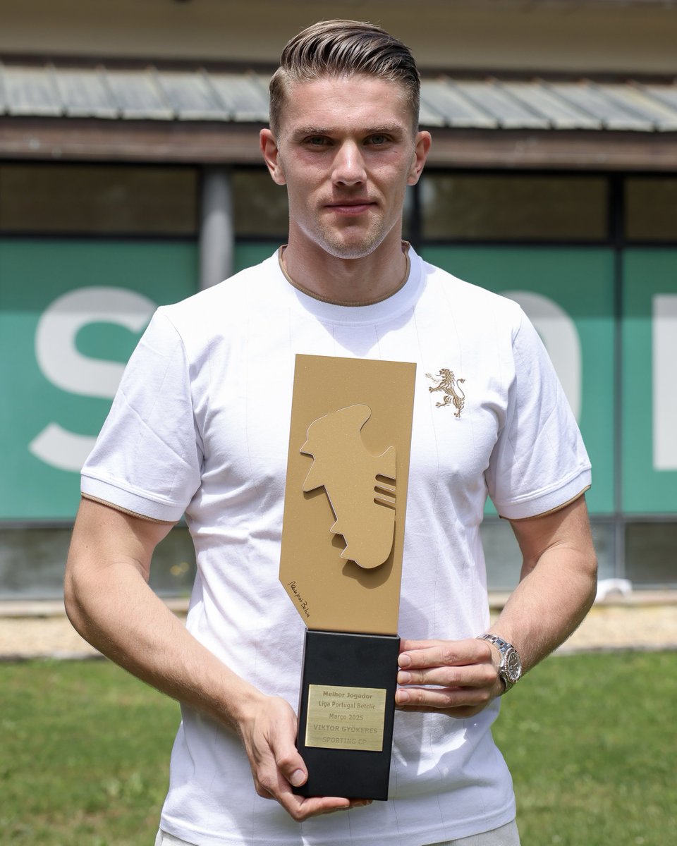 Viktor Gyökeres já recebeu o troféu de 𝗺𝗲𝗹𝗵𝗼𝗿 𝗷𝗼𝗴𝗮𝗱𝗼𝗿 de Março da #LigaPortugalBetclic, atribuído pelo <a href="/sjpf_pt/">Sindicato dos Jogadores</a> 🫱🫲