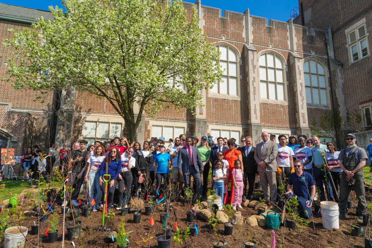 Happy National Arbor Day! Today #YonkersPublicschools students celebrate with a green thumb and reflect on the positive impact tree planting has in the community. Yesterday, in partnership with Groundwork Hudson Valley, students from the Barack Obama School for Social Justice