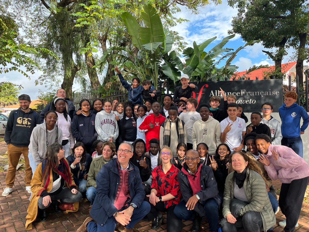 🎒✨ School Trip to Soweto – Lycée Jules Verne 4ème!

Last Tuesday, the Alliance Française of Soweto had the great pleasure of welcoming the 4ème students from @lyceejulesverne_jhb for a memorable cultural outing. 🇿🇦📚