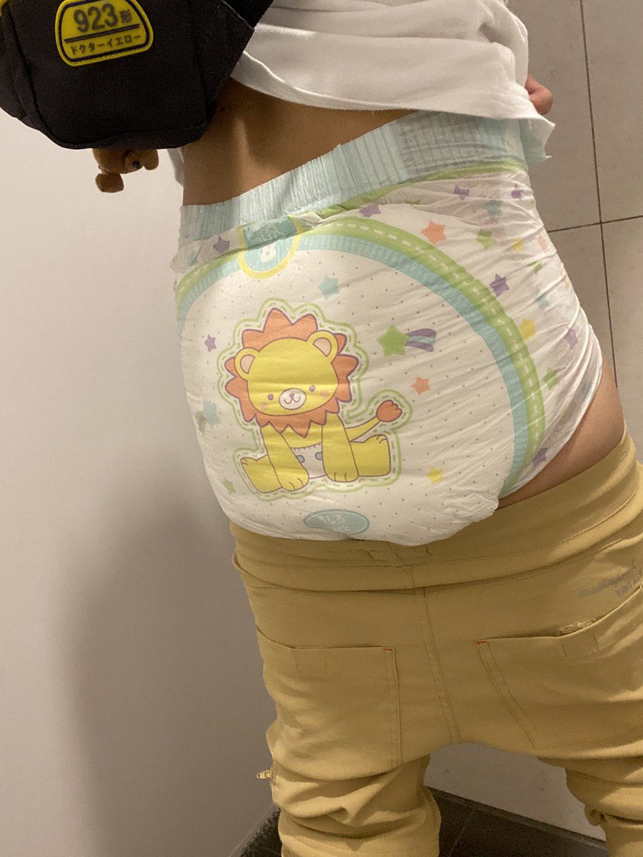 對整天包著尿布的寶寶來說，檢查尿布非常重要‼️

尤其最近天氣越來越熱，如果不常常留意寶寶尿布的狀況，讓寶寶長時間包著濕濕的尿布就會紅屁屁喔！

有尿濕顯示的布布就可以幫助把拔馬麻快速掌握尿布的狀況了☺️

那我們來看看寶寶尿布的狀況吧…

#abdl
#diapercheck
#LittleKings