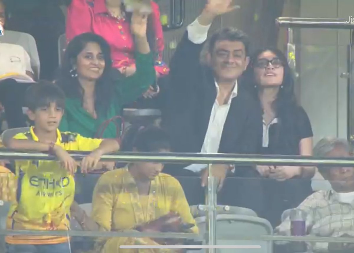 AjithFCOnline's tweet photo. #AjithKumar sir and #ShaliniAjithKumar Ma’am waving hands to the fans 🙌 

#IPL2025 | #TATAIPL https://t.co/QbIM7T7UPa
