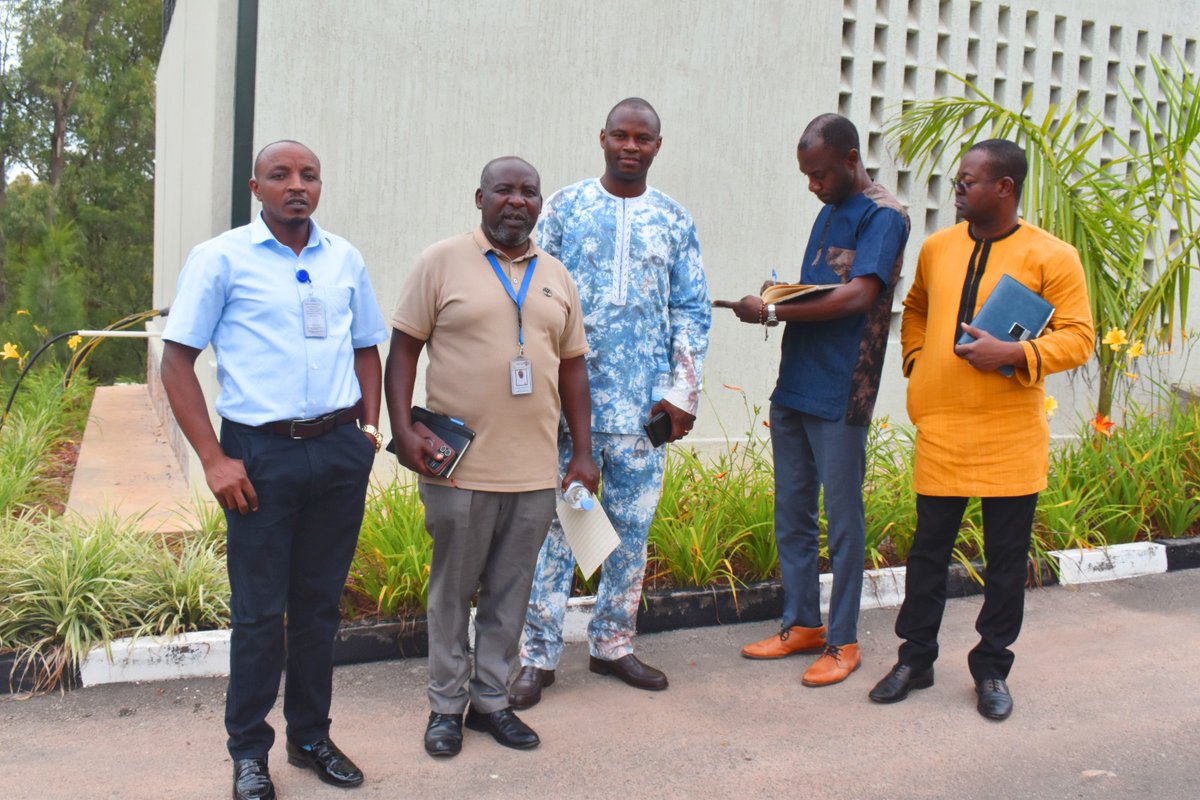 Aujourd'hui à l'Hôpital de Kabgayi nous avons reçu une délégation provenant du Burkina Faso.Nous avons échangé sur le programme de formation du personnel soignant au Rwanda qui doit se multiplier par 4 pendant 4ans et autres sujets en rapport avec le domaine de la santé au Rwanda
